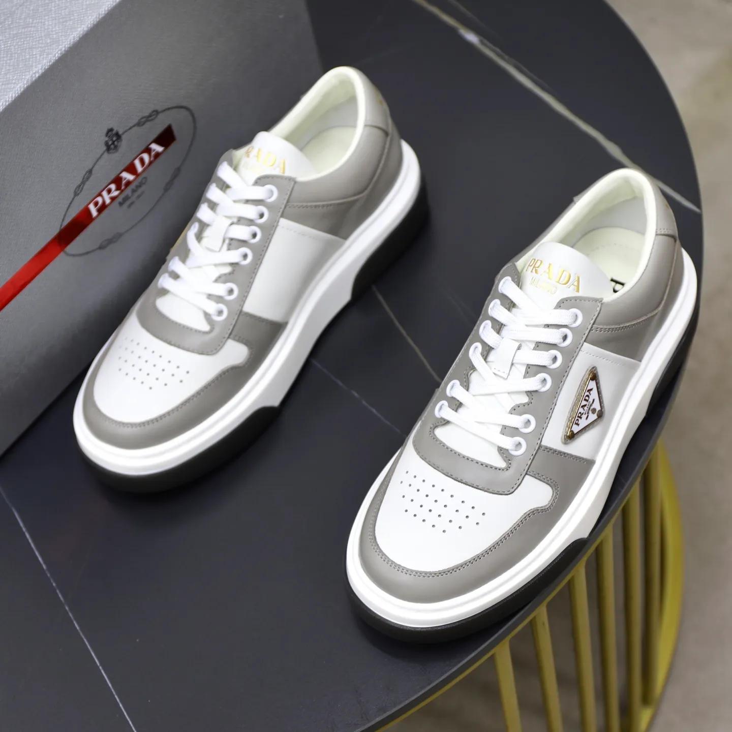 Factory price: 720💰Top original order Brand: PRADA (Prada) Standard code: Men's size 38/44 (45 can be customized) Grade: Same as the official website Material: Original cowhide stitching imported cowhide lining Original combination two-color wear-resistant soft outsole Style category: Leisure and sports version Young fashion European and American trend British style Color: Actual picture color